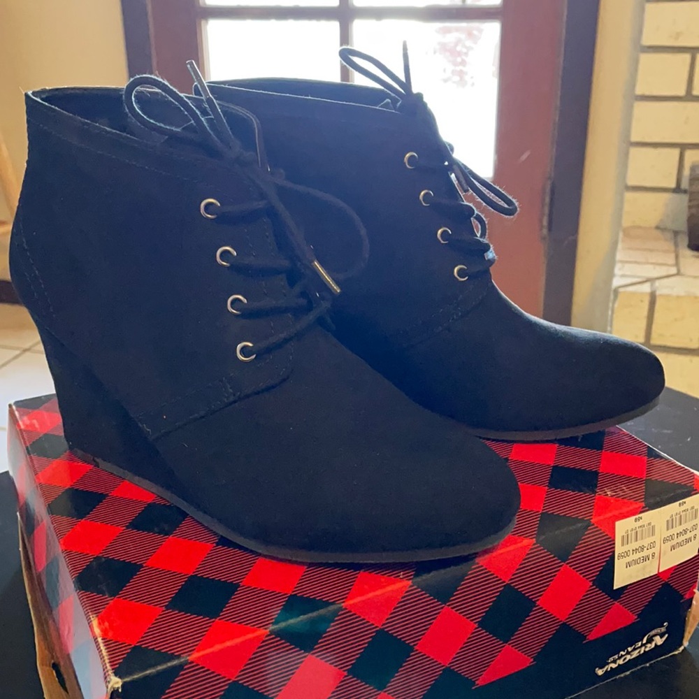 Arizona woman’s black wedge bootie